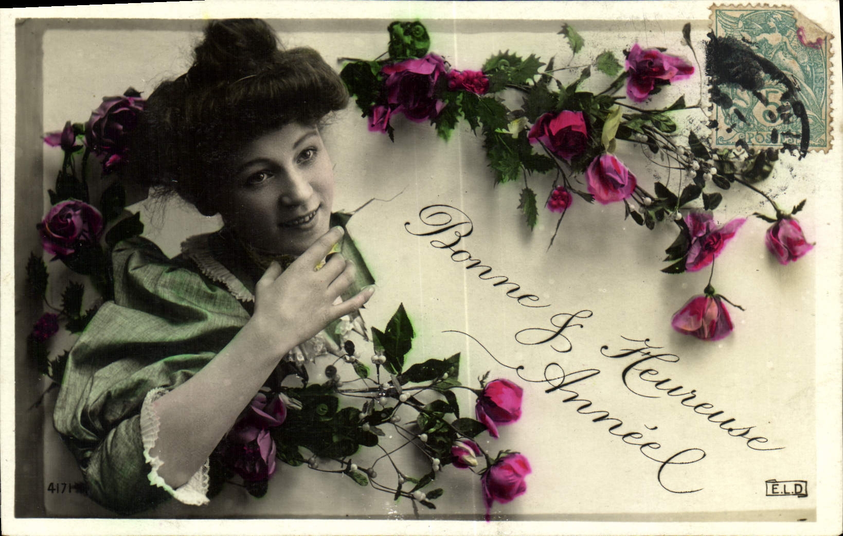 Jeune femme souriante — décor de roses — E.L.D. n°4171