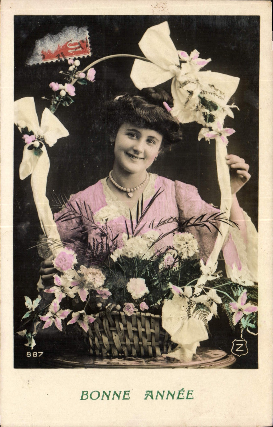 Femme souriante tenant un panier de fleurs — Bonne Année — Z 887