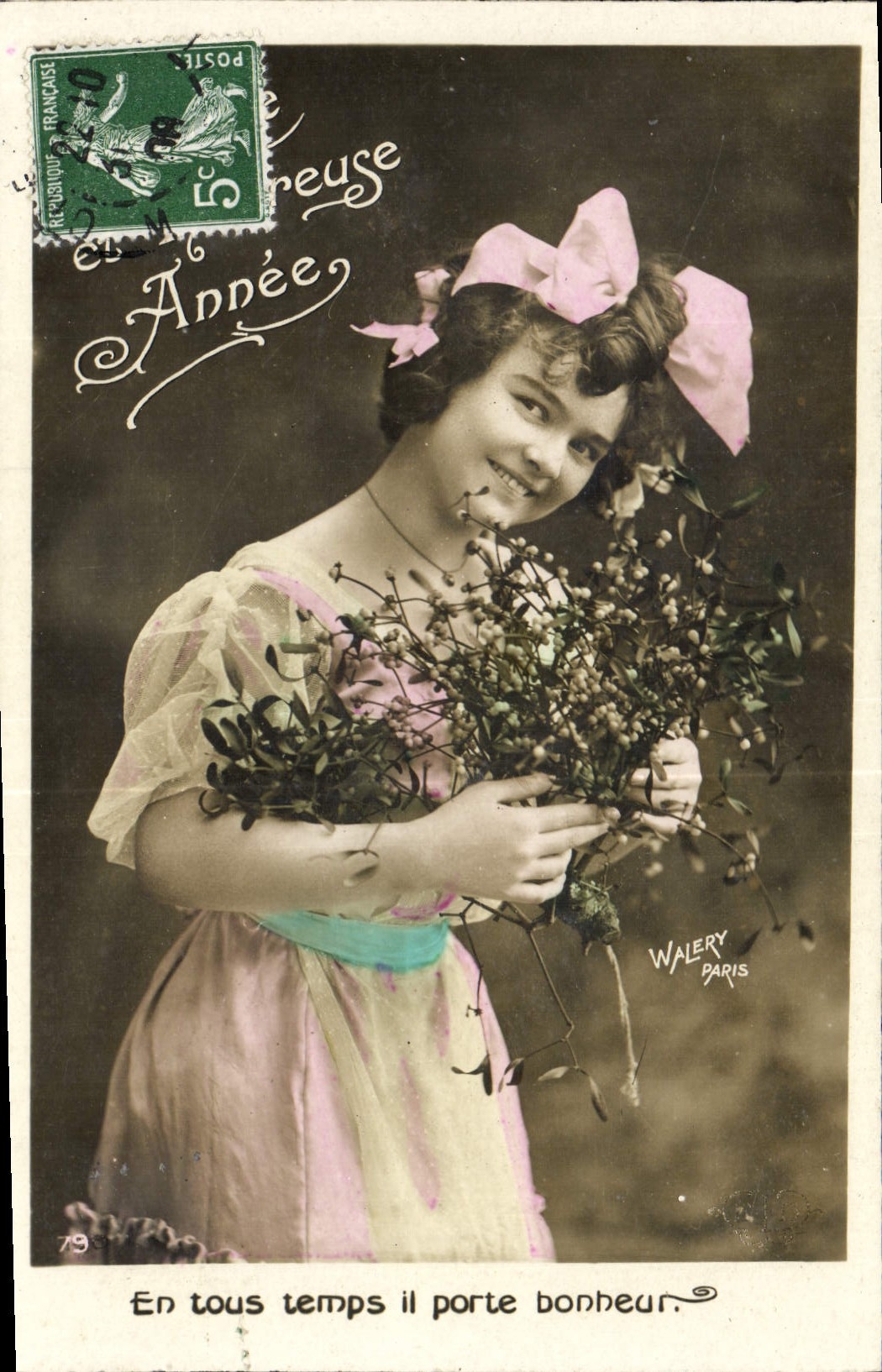Joven mujer sonriente con ramo de flores — 'En todo tiempo trae suerte' — Walery, París