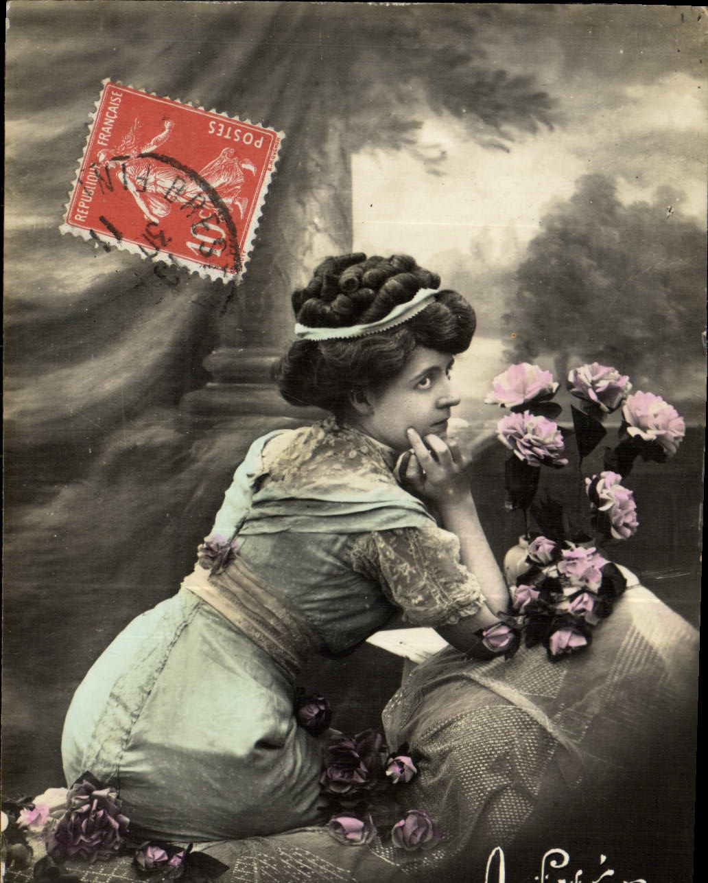 Joven mujer con rosas — escena de jardín — editor J. Lurin