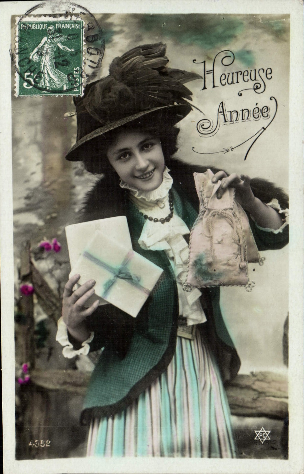 Jeune femme en chapeau à plumes — 'Heureuse Année' — éditeur inconnu, n° 4352