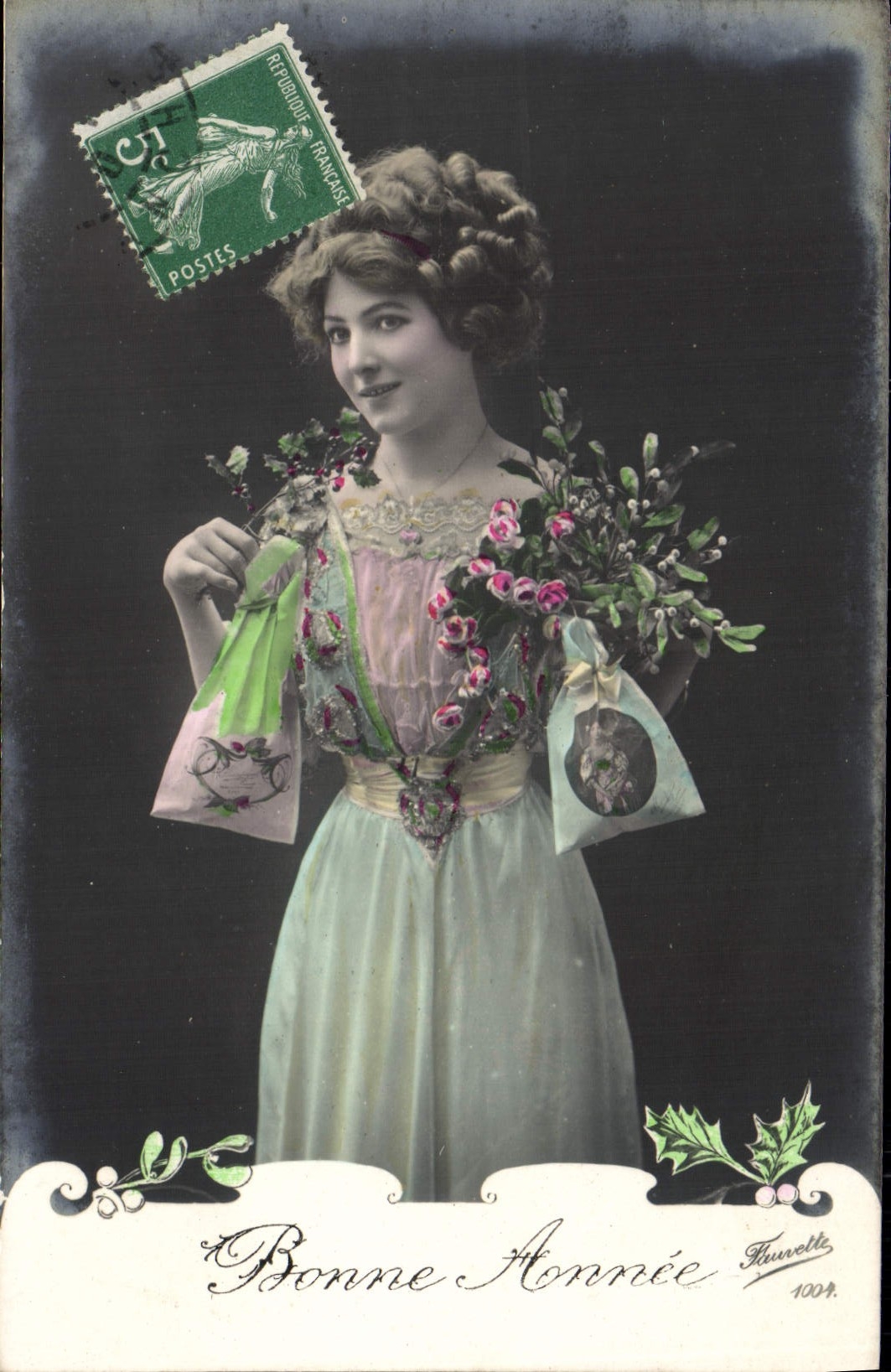 Jeune femme en robe de style Art Nouveau — Bonne Année — éditée par Huwette, n° 1004