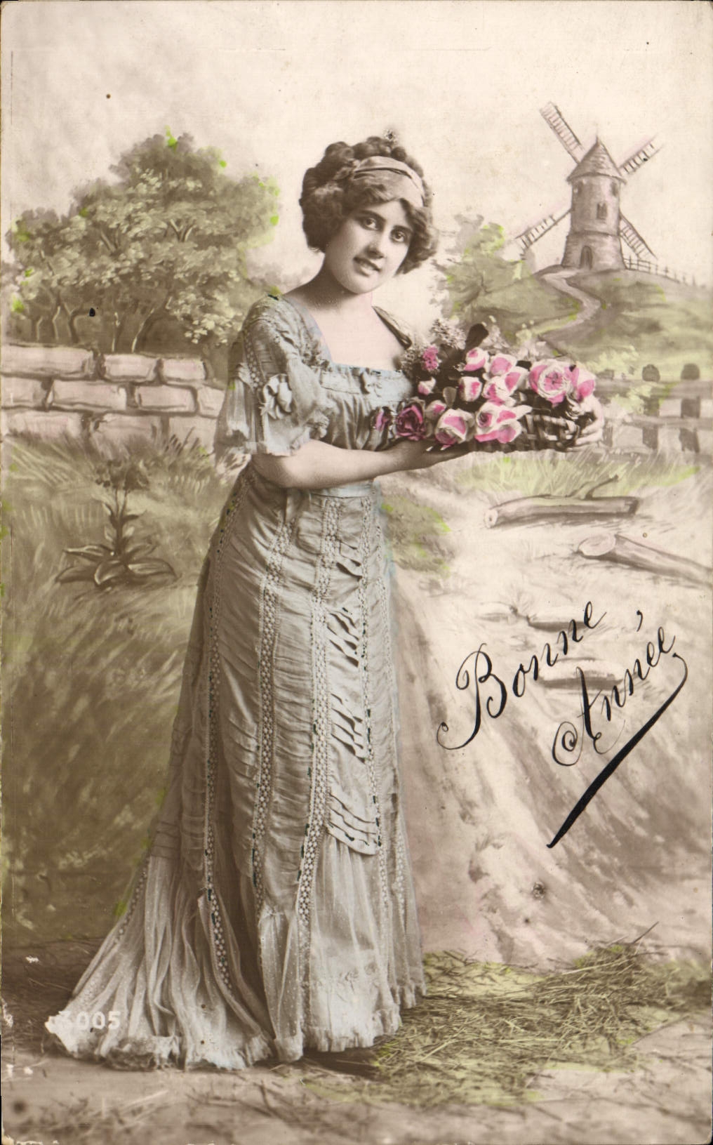 Giovane donna in abito elegante — con mazzo di rose e mulino a vento — n° 005