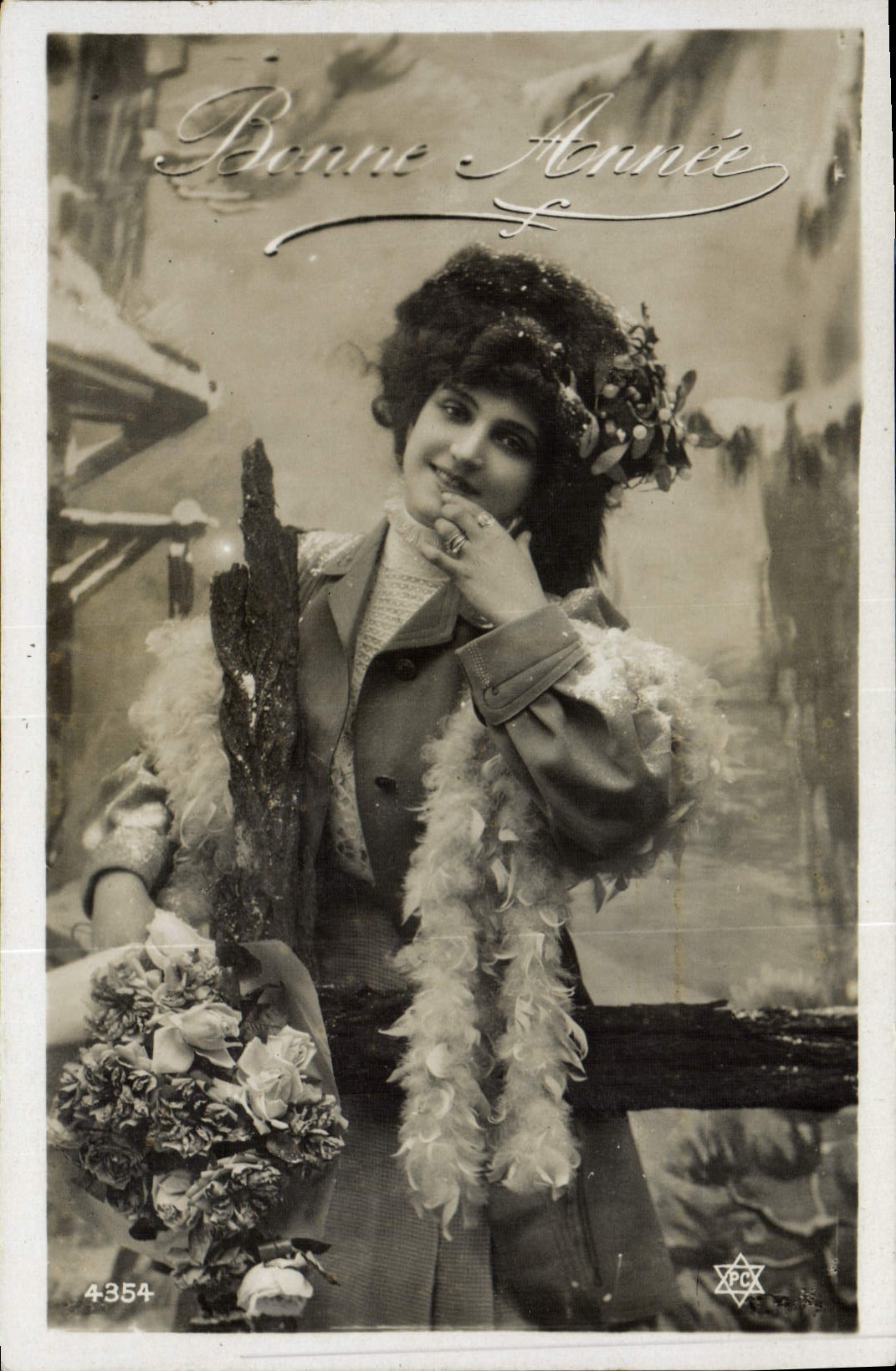 Femme en manteau à col de plumes — Bonne Année — XPCX, n° 4354