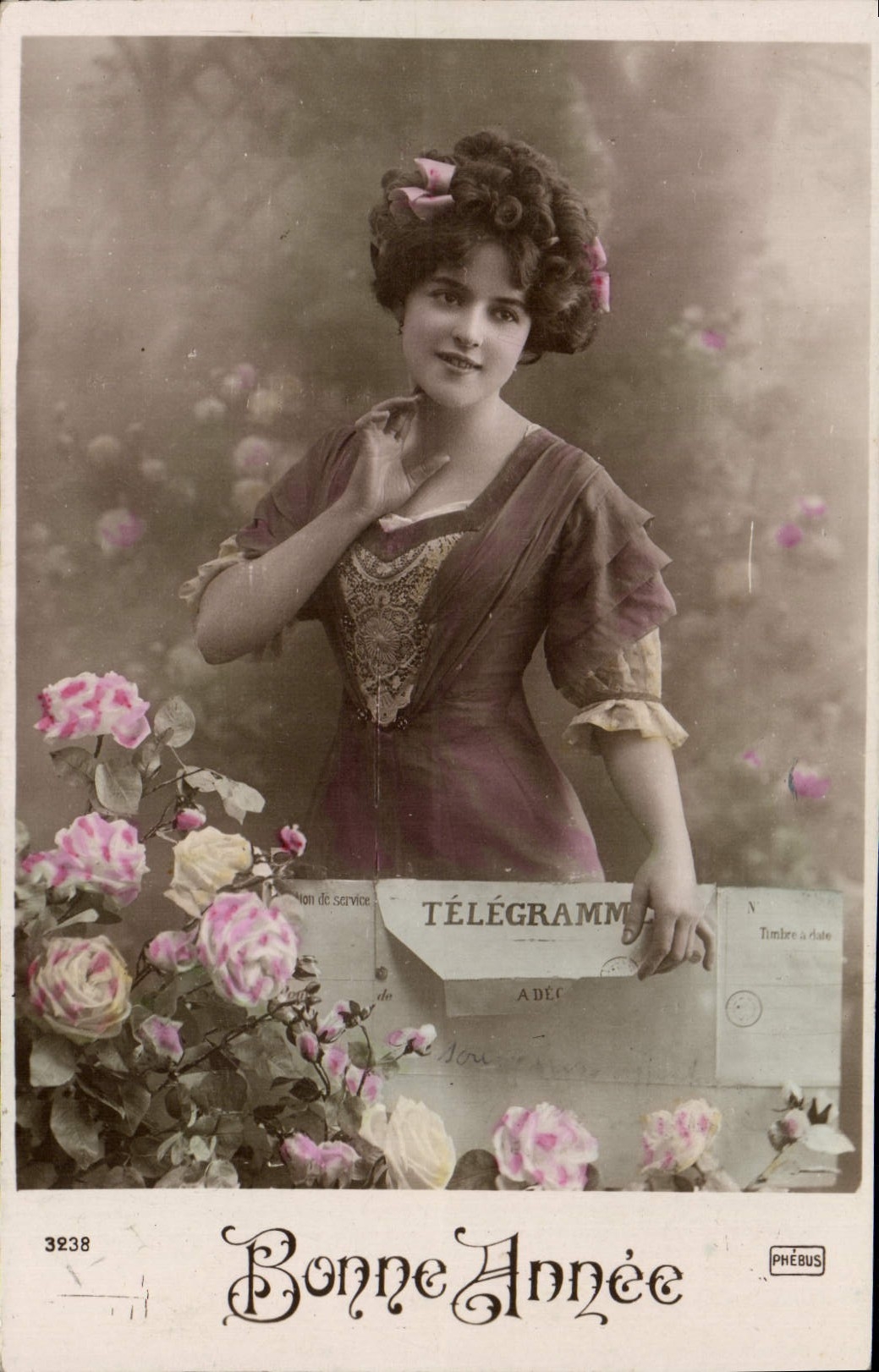 Jeune femme en robe violette — roses — éditeur Phébus, n° 3238