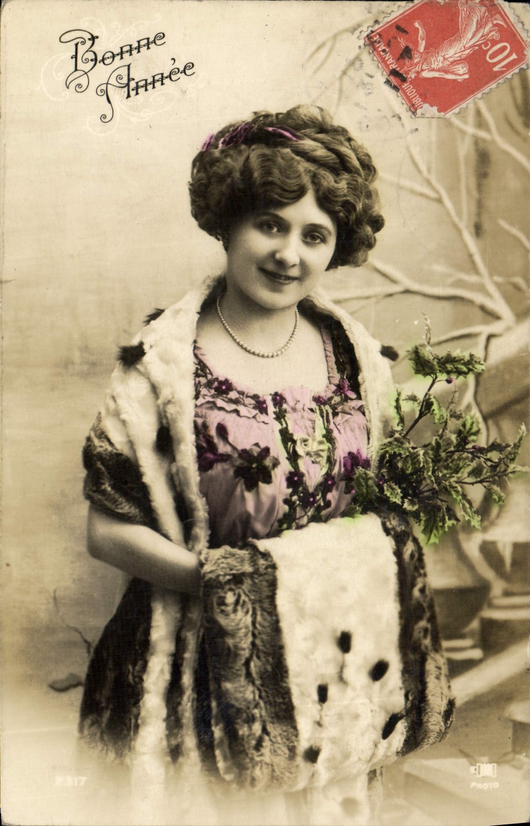 Femme en fourrure tenant un buisson — Bonne Année — Éditeur E. DANO PHOTO, n° 5317