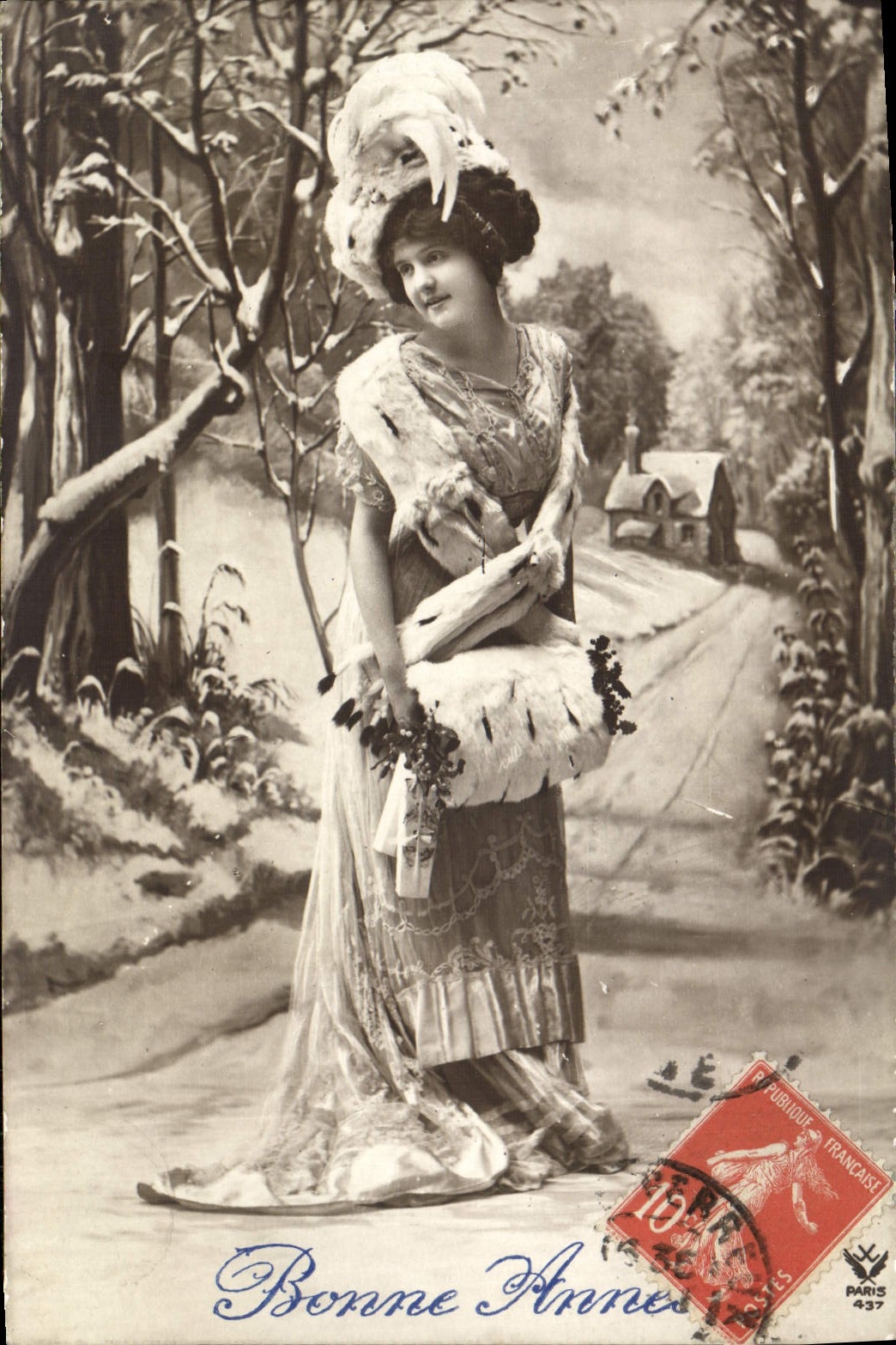 Femme en robe de soirée et fourrure — scène de forêt enneigée — éditeur Paris 437