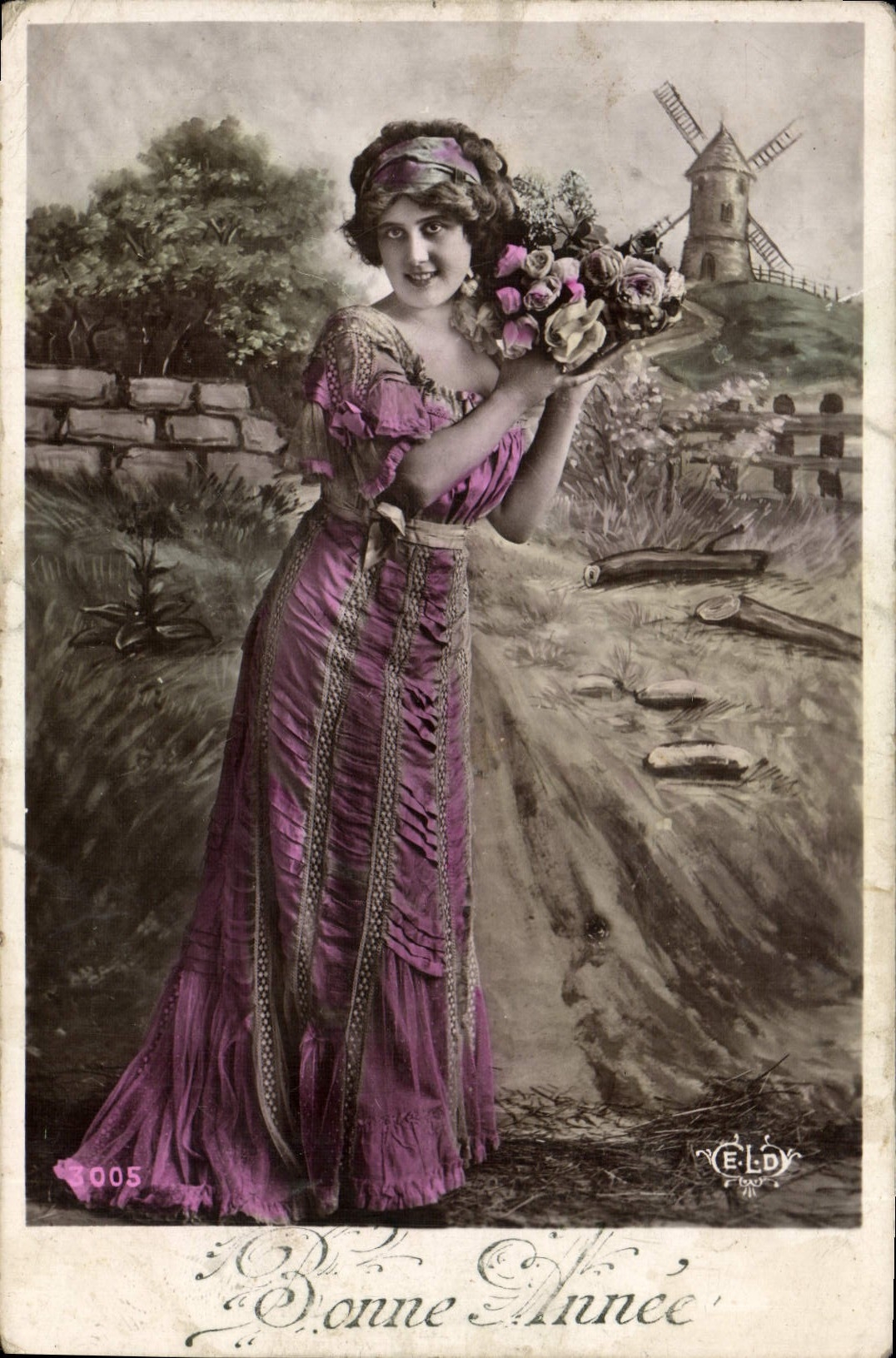 Femme en robe violette tenant un bouquet — paysage avec moulin à vent — éditeur ELDY, n°3005