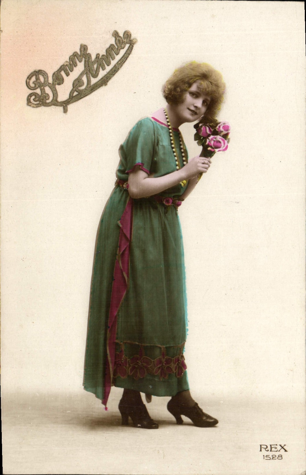 Femme en robe verte tenant un bouquet de roses — Bonne Année — REX 1528