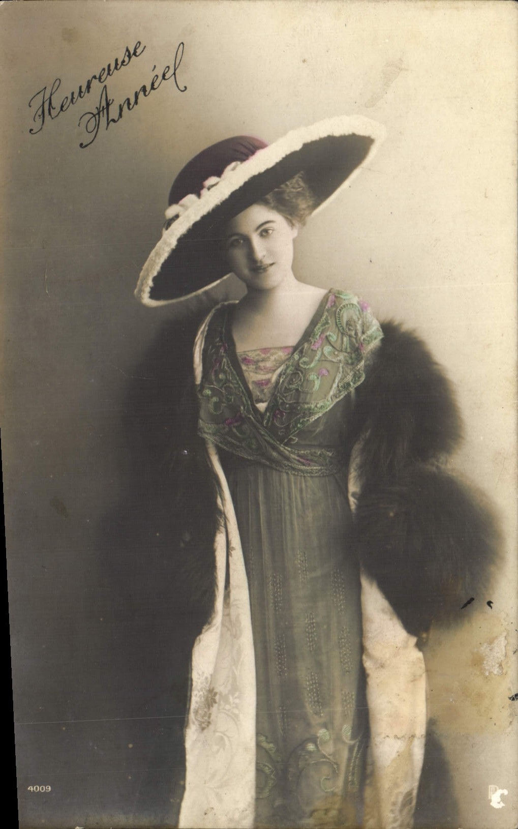 Jeune femme en robe et manteau fourré — Heureuse Anneéel, n°4009