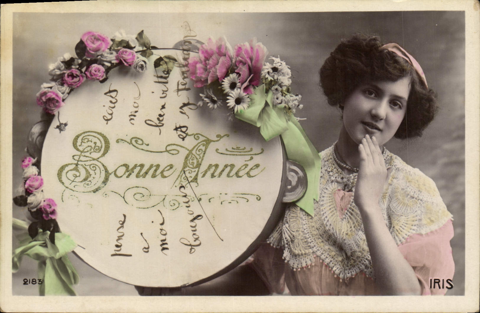 Jeune femme tenant un grand cercle floral — Bonne Année — IRIS, n°2183