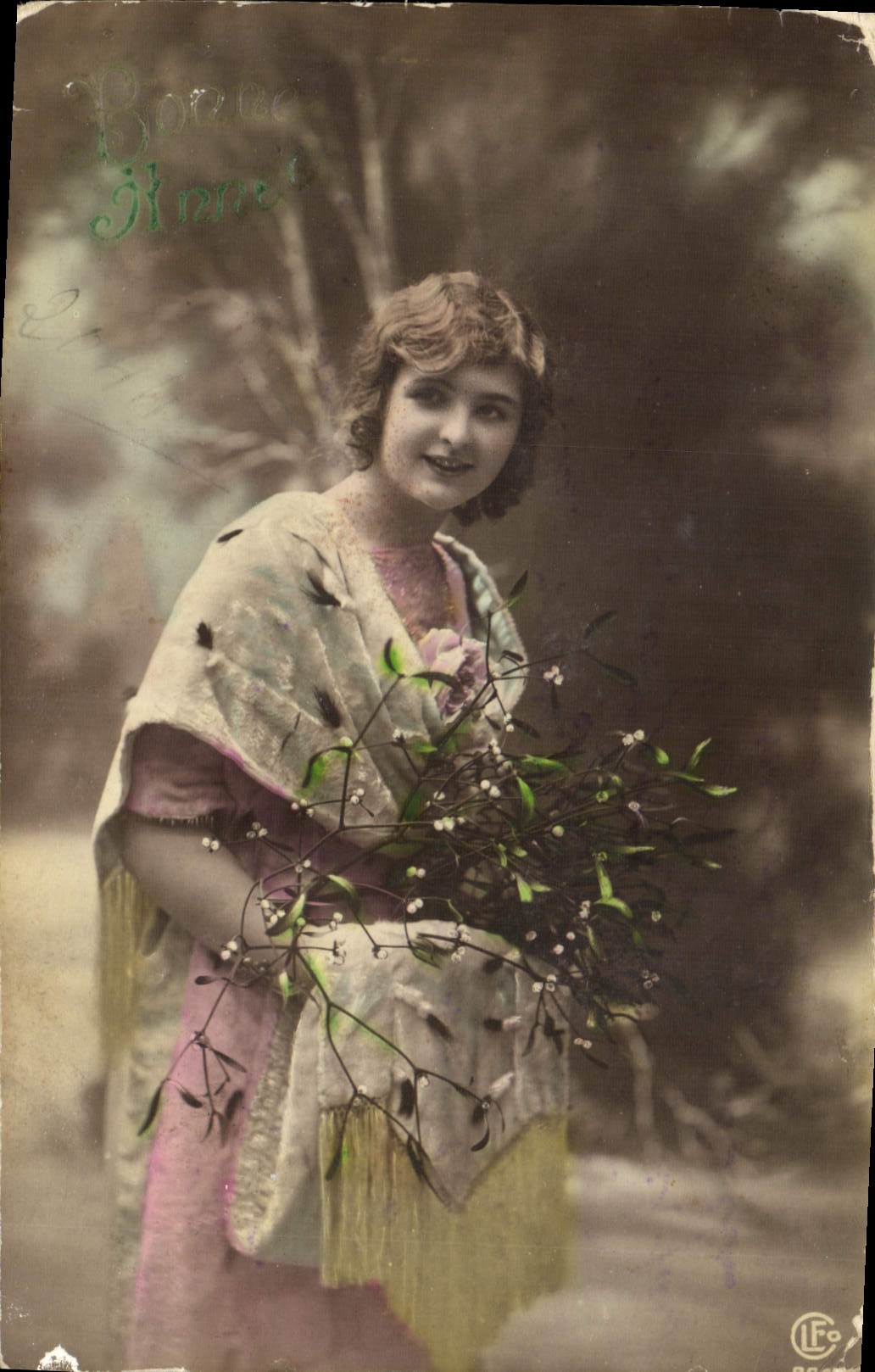 Jeune femme tenant un bouquet de gui — Bonne Année — LC Paris