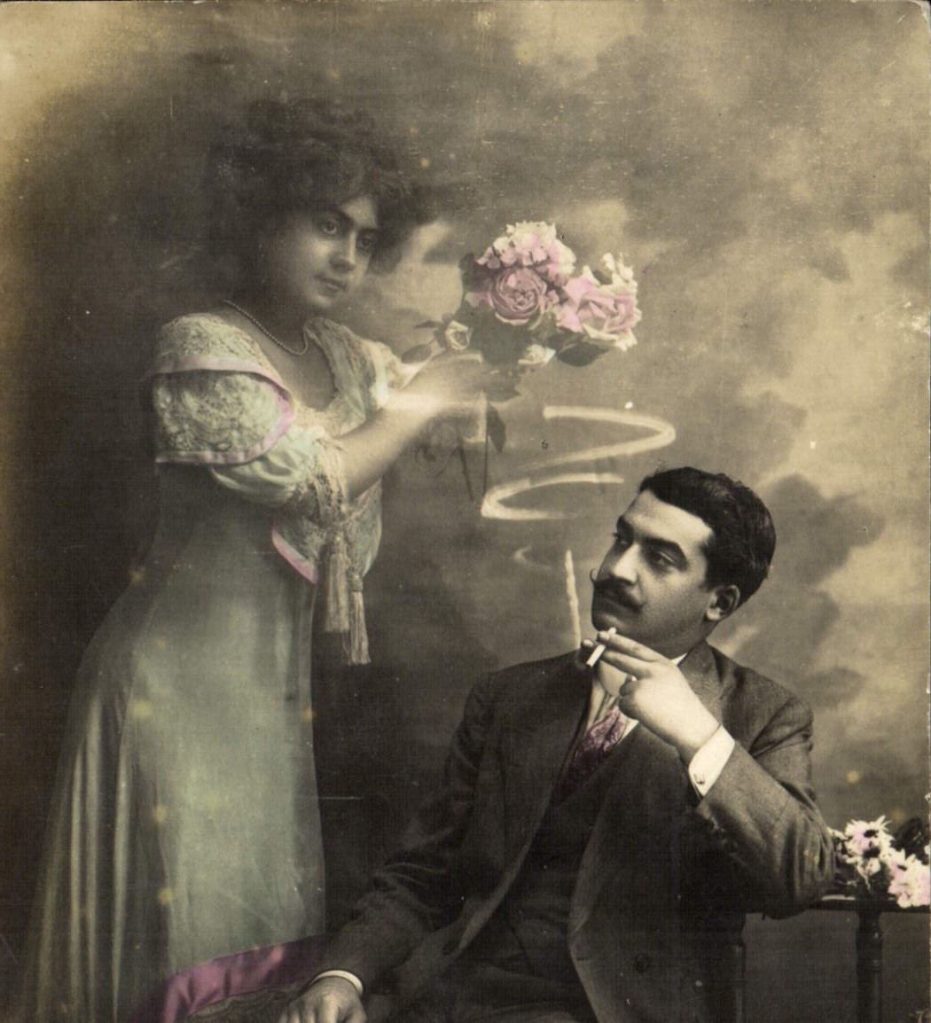 Jeune femme offrant un bouquet à un homme fumant — éditeur non identifié, n° de série non visible