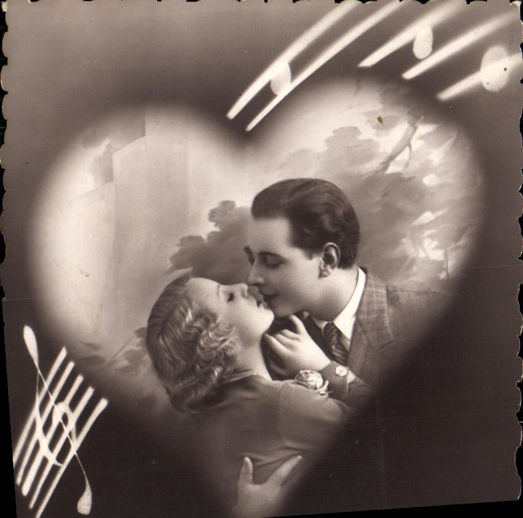 Couple enlacé — scène romantique — P-C PARIS