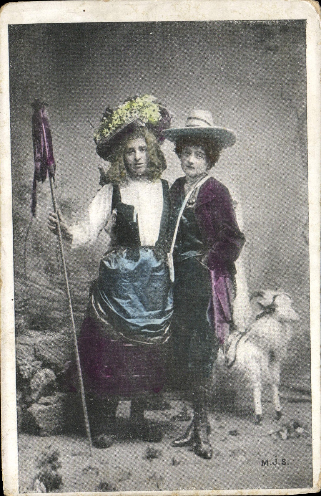 CPA Fantaisie Femmes Bergere Chevre 