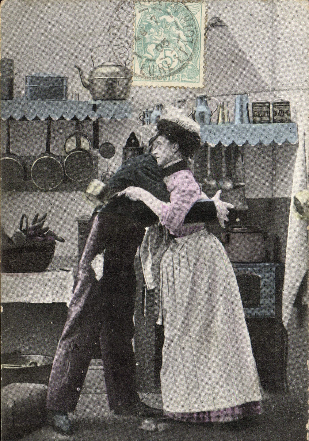 Scène de cuisine — couple s'embrassant — éditeur non visible