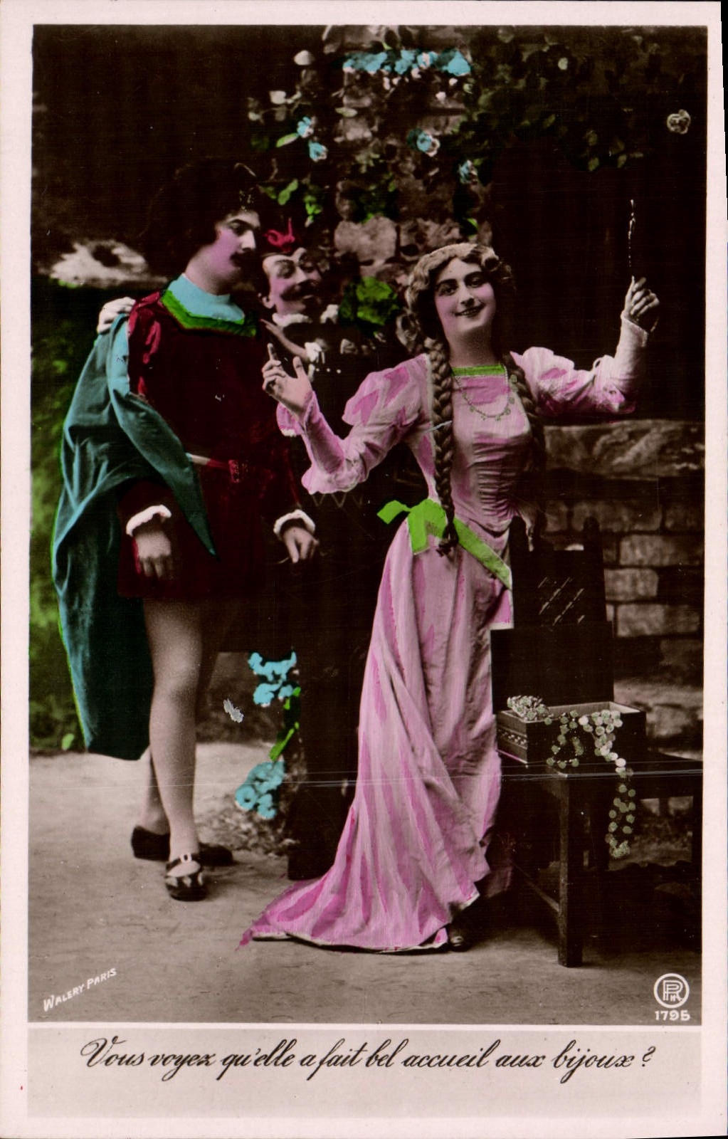 Scène de théâtre — Deux personnages en costume — Wallery Paris n°1795