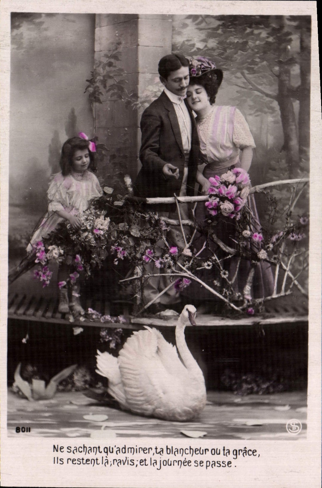 Famille admirant un cygne — scène de jardin — éditeur S.B. n° 8011