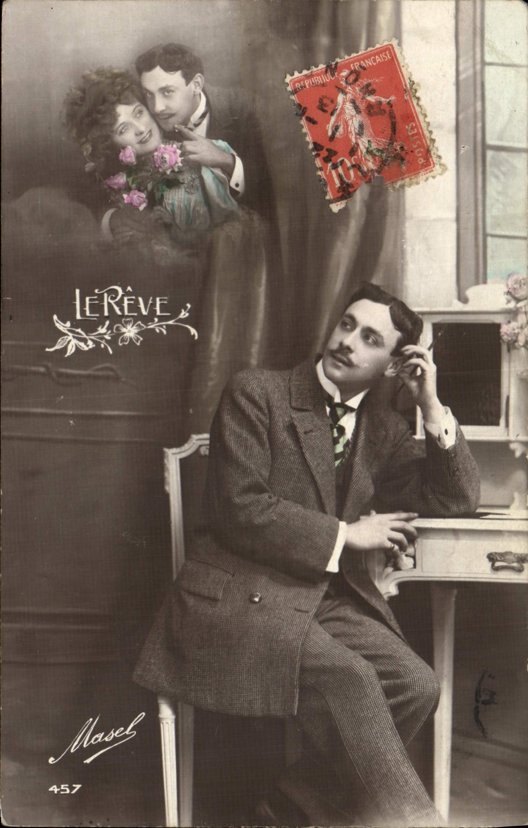 Junge Mann in Kleidung sitzend — Paar-Szene im Hintergrund — Studio Masel, n°457