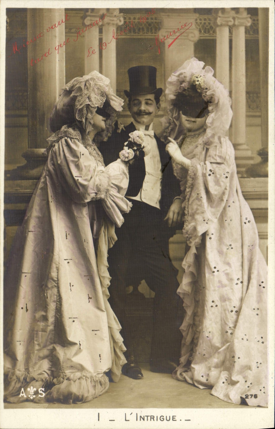 CPA Fantaisie Femmes Masque L'intrigue 