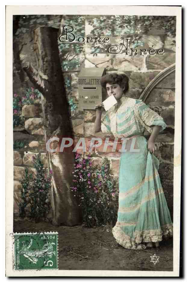 Femme en robe bleue près d'une boîte aux lettres — Bonne Année — éditeur anonyme, n° de série non visible