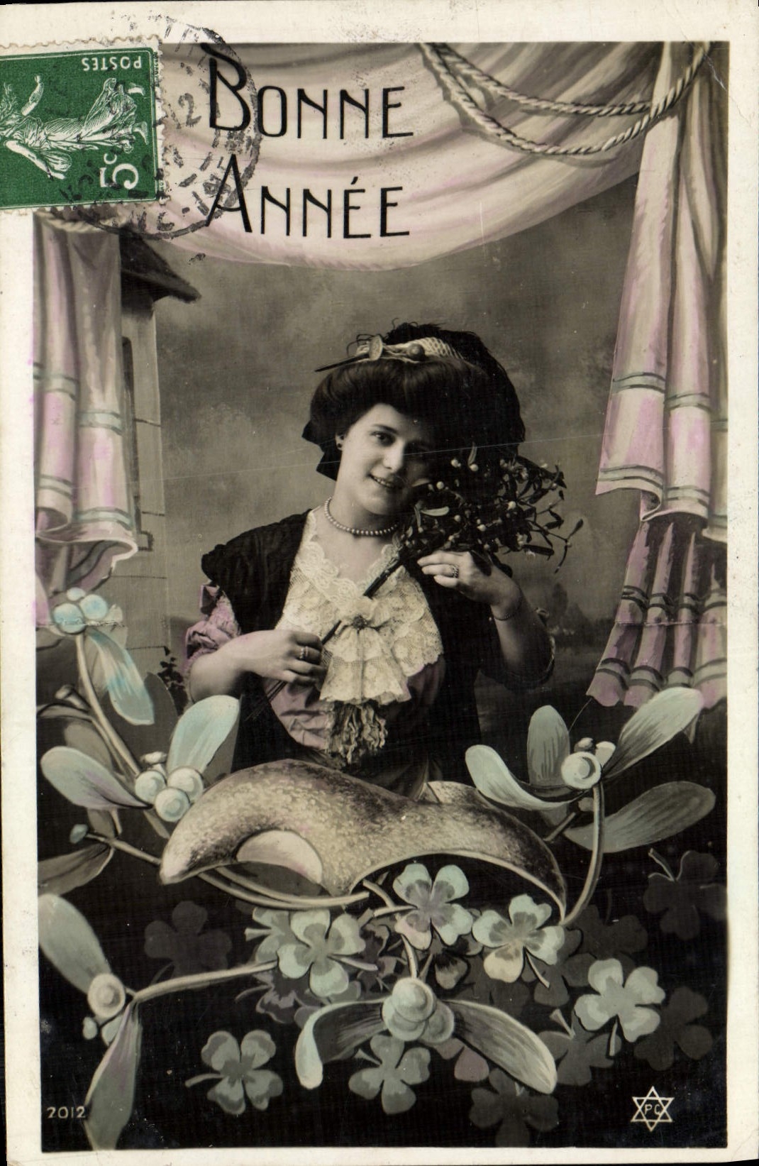Femme tenant un bouquet — Bonne Année — éditeur non visible