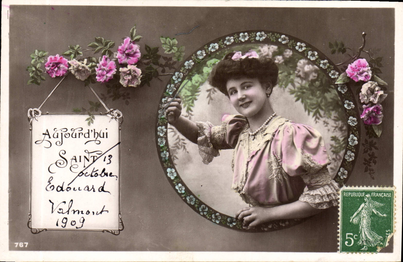 Jeune femme souriante — décor floral — éditeur Valmont, n° 767