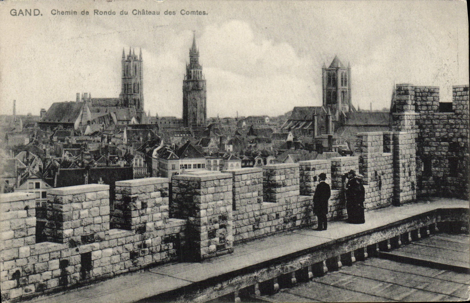 Gand. Chemin de Ronde du Château des Comtes — vue panoramique sur la ville avec les tours de l'église.