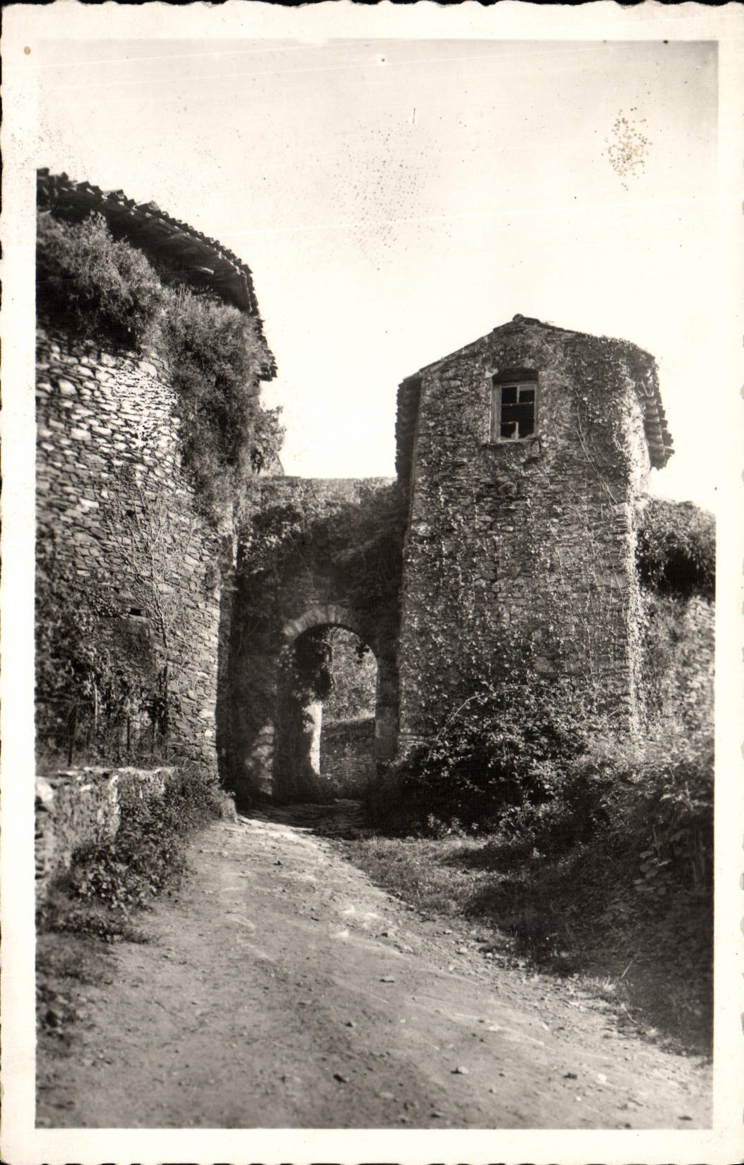 CPM Vouvant La Poterne Vestiges d'une ancienne porte du chateau