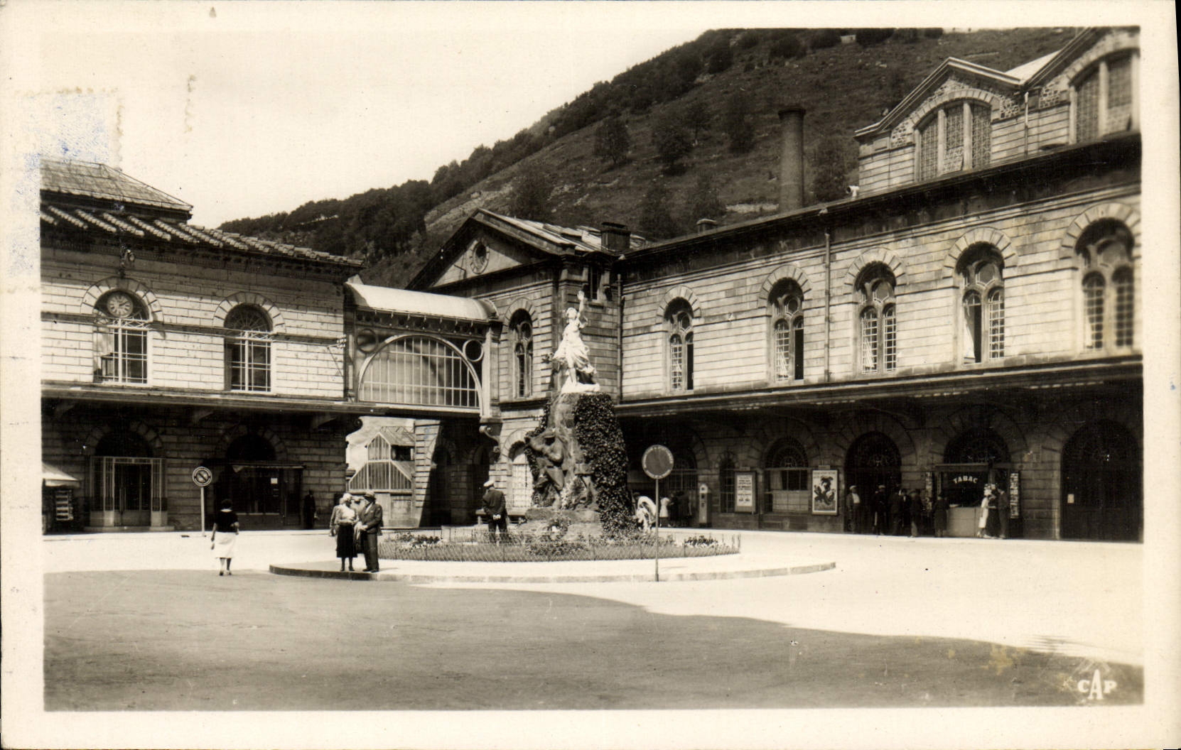 CPM Le Mont Dore La Place et L'Etablissement Thermal