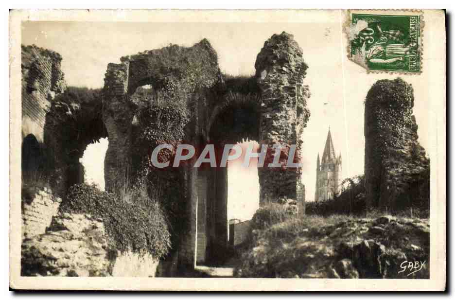 CPM Saintes Les Arenes Gallo Romaines Detail de voutes et le clocher Saint Eutrope
