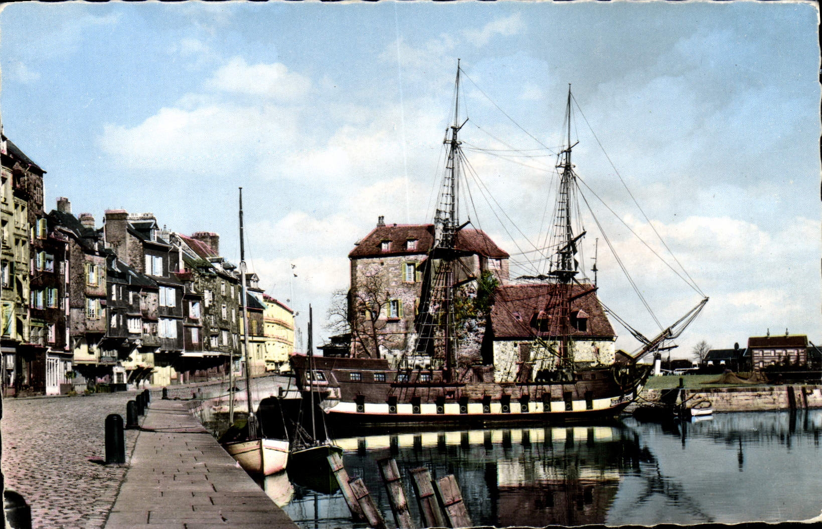 Honfleur (Calvados) — La Lieutenante et la Caravelle — Cliché B. Mutot