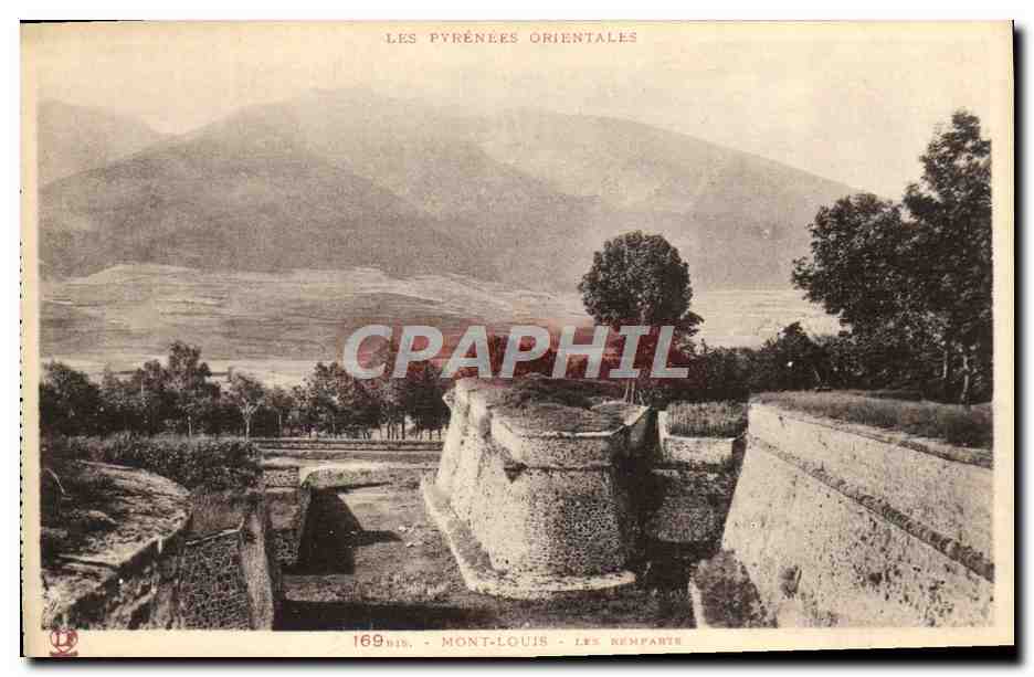 CPA Les Pyrenees Orientales Mont Louis Les remparts