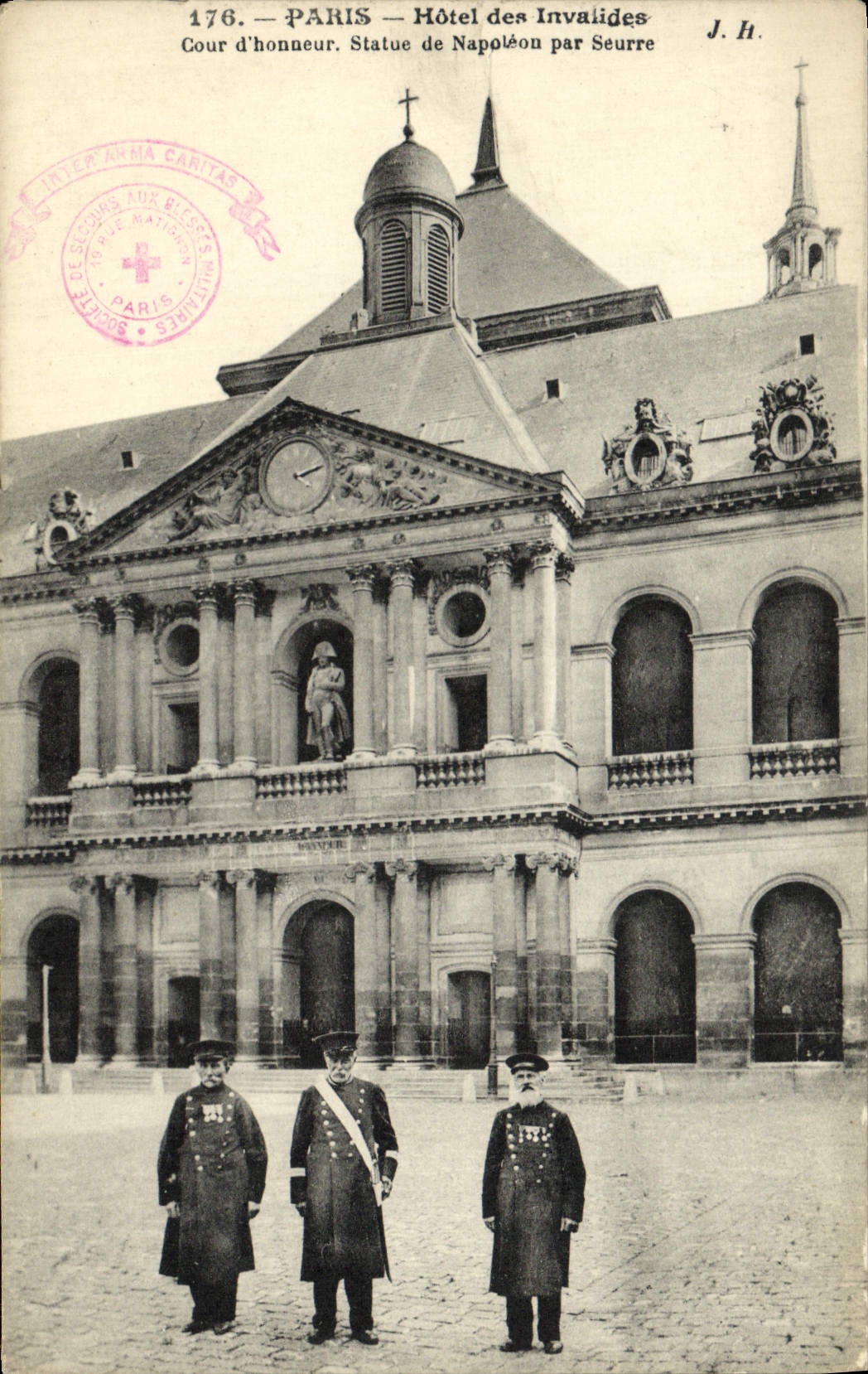 CPA Paris Hotel Des Invalides Cour d'Honneur Statue De Napoleon Par Seurre Soldats Militaria