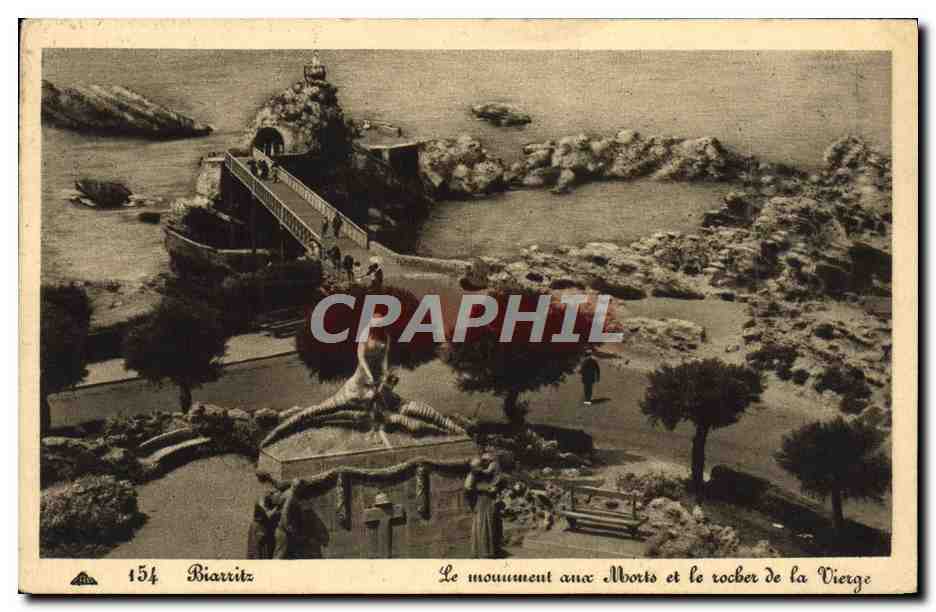 CPA Biarritz Le Monument Aux Morts Et Le rocher de la vierge