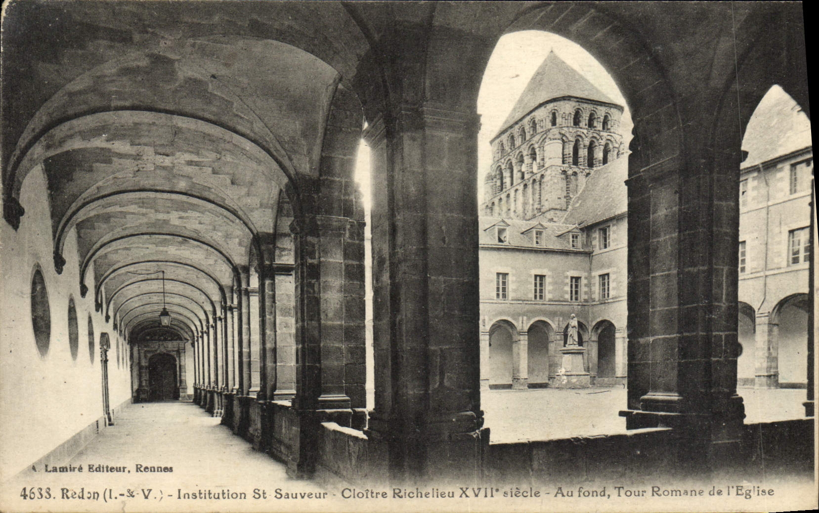 Institution St Sauveur - Cloître Richelieu XVIIe siècle - Au fond, Tour Romane de l'Église