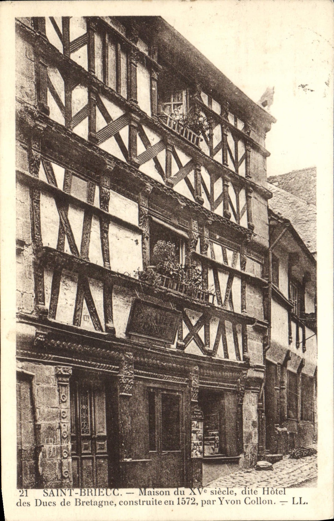 Saint-Brieuc — Maison du XVème siècle, dite Hôtel des Ducs de Bretagne, construite en 1572, par Yvon Collon — LL.