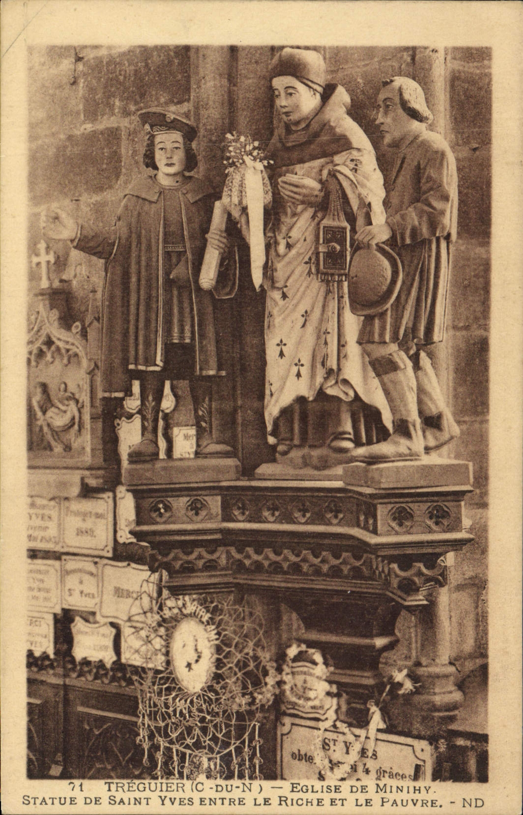 Tréguier (C.-du-N.) — Statue de Saint Yves entre le riche et le pauvre — ND