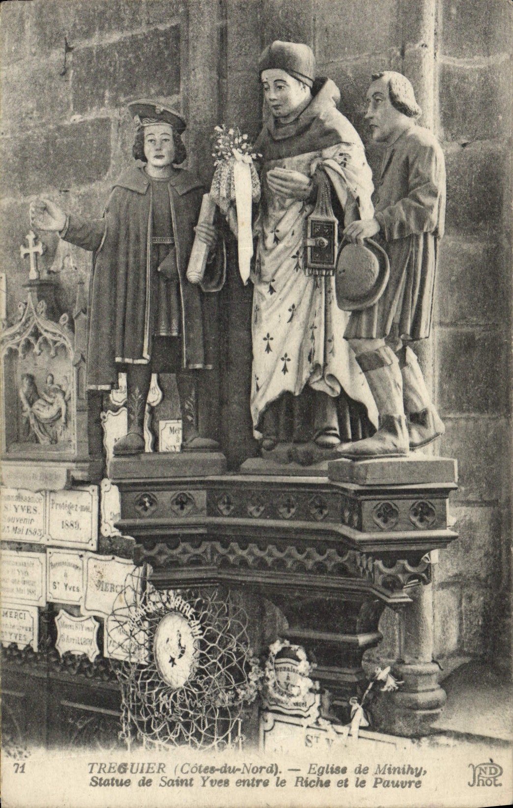 CPA Treguier Eglise de Minihy Statue de Saint Yves entre le richer et le pauvre 