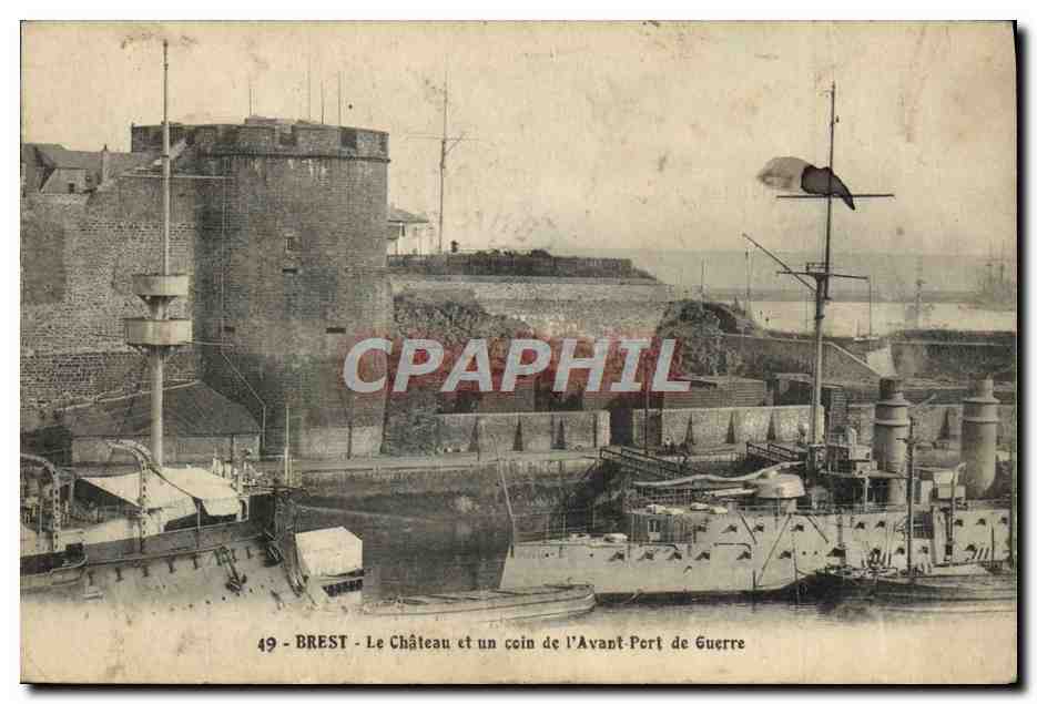 CPA Brest Le Chateau et un Coin de L'Avant Port de Guerre Bateau 