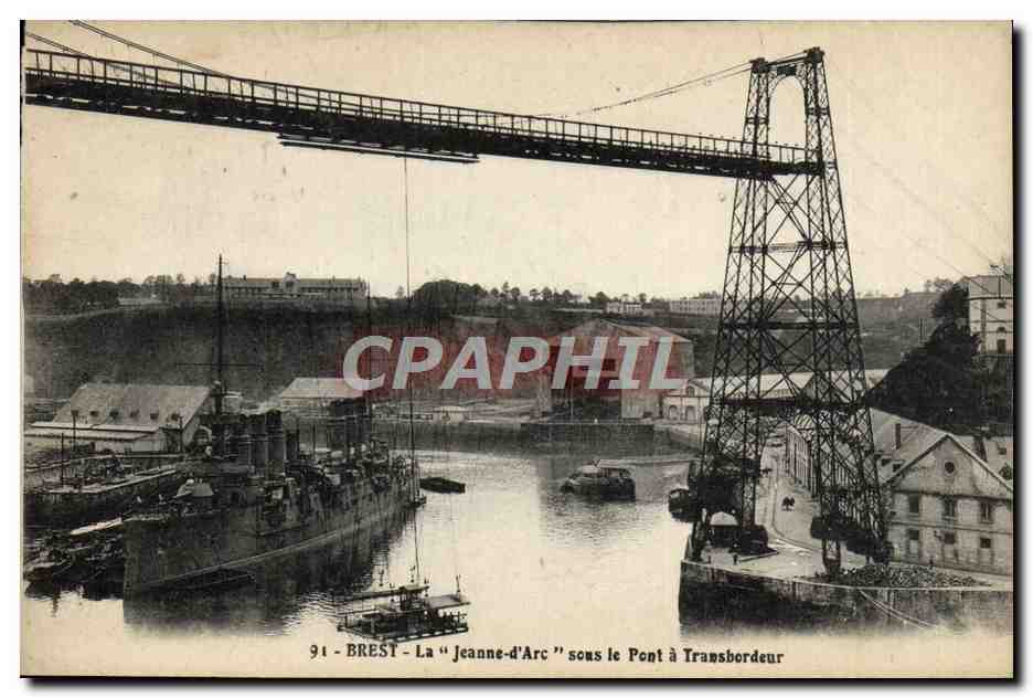 CPA Brest La Jeanne d'Arc sous le pont du transbordeur Bateaux