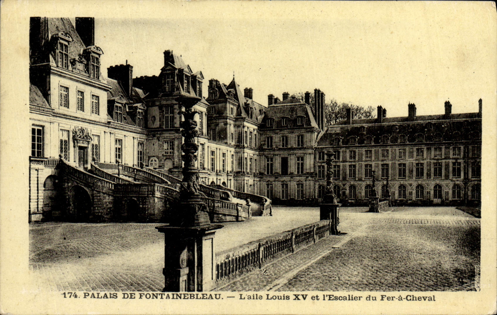 Palais de Fontainebleau — L'aile Louis XV et l'Escalier du Fer-à-Cheval — n° 174