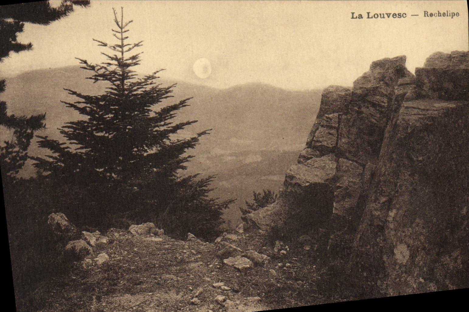 La Louvesc — Rochelipe — vue panoramique avec sapin et falaise