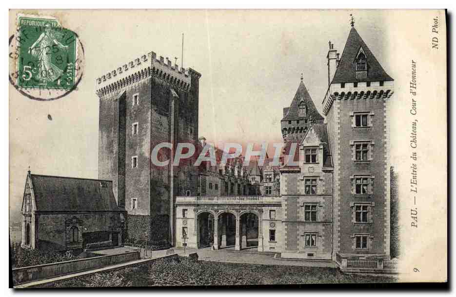 CPA Pau L'Entree du Chateau Cour d'honneur