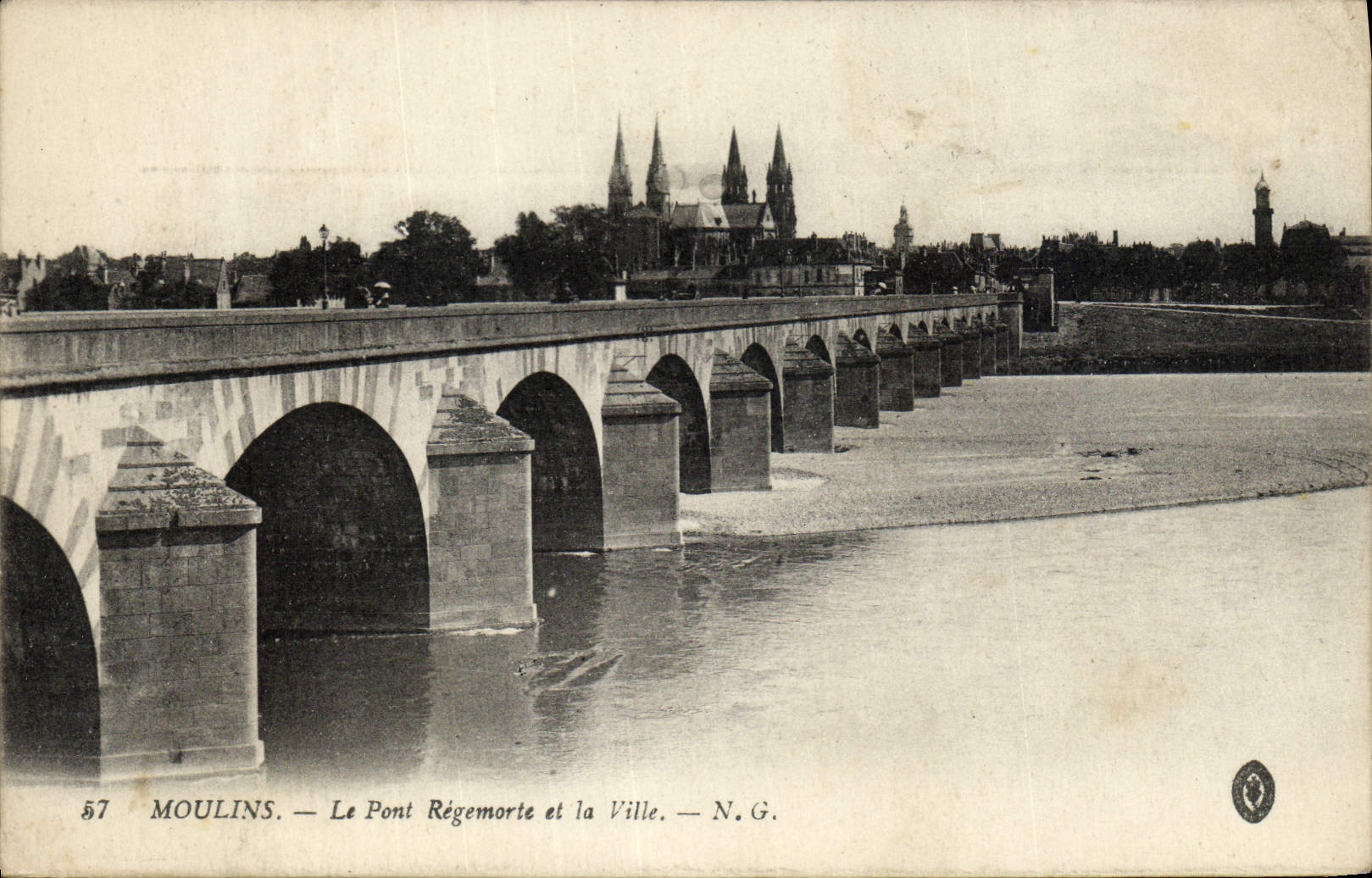 CPA Moulins Le Pont Regemorte et la Ville