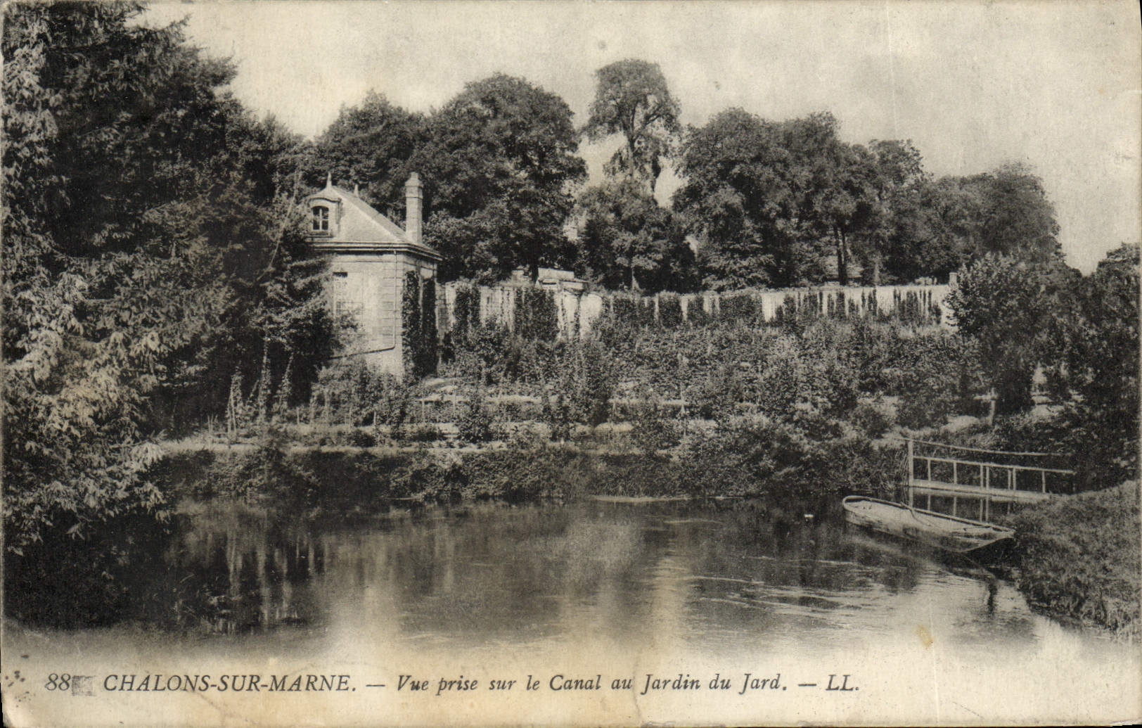 CPA Chalons Sur Marne Vue Prise sur le Canal au Jardin du Jard