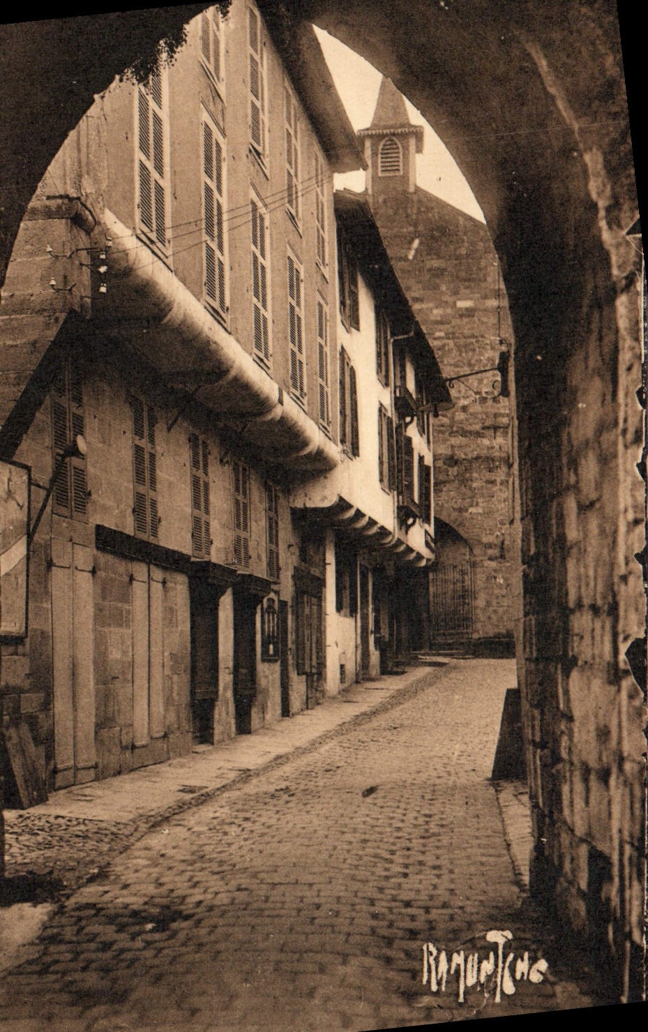 Saint-Jean-Pied-de-Port — Rue de l'Église — Éditions d'Art Raymond Bergevin