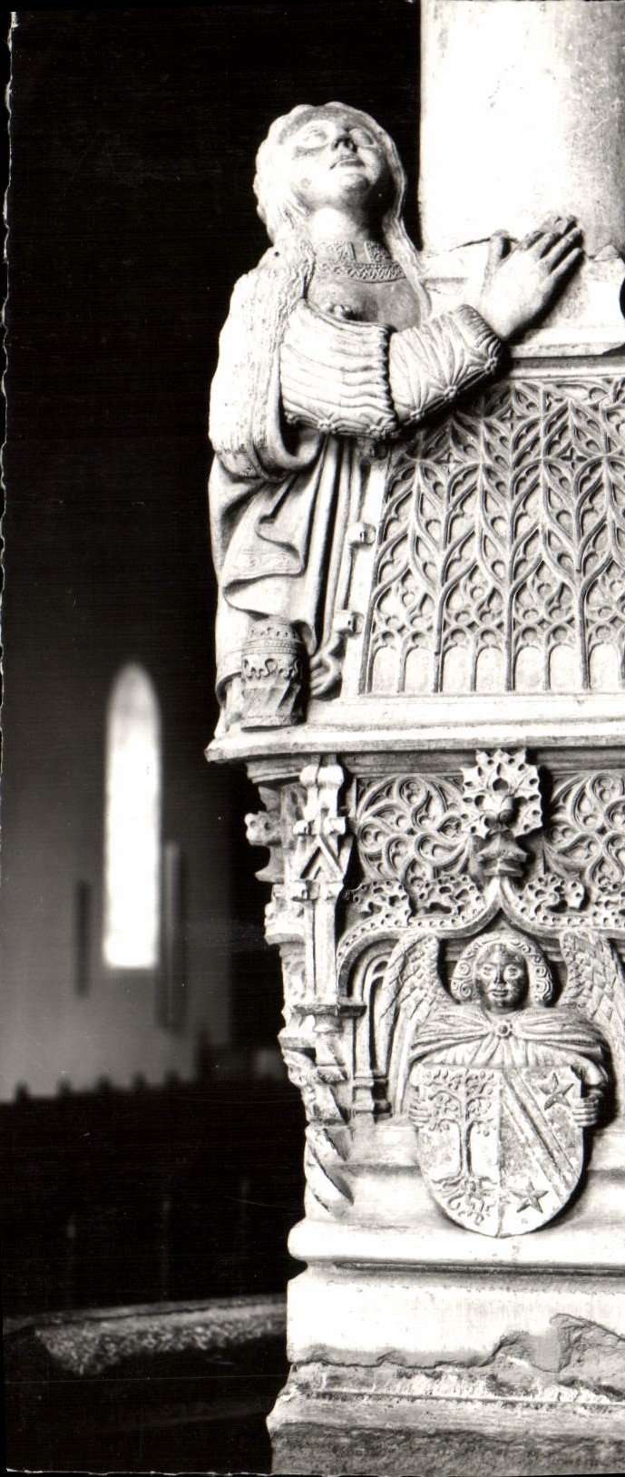 Église Saint-Nicolas — Bénitier, détail : Marie Madeleine au pied de la croix (fin XVe siècle) — Cluses (Haute-Savoie)