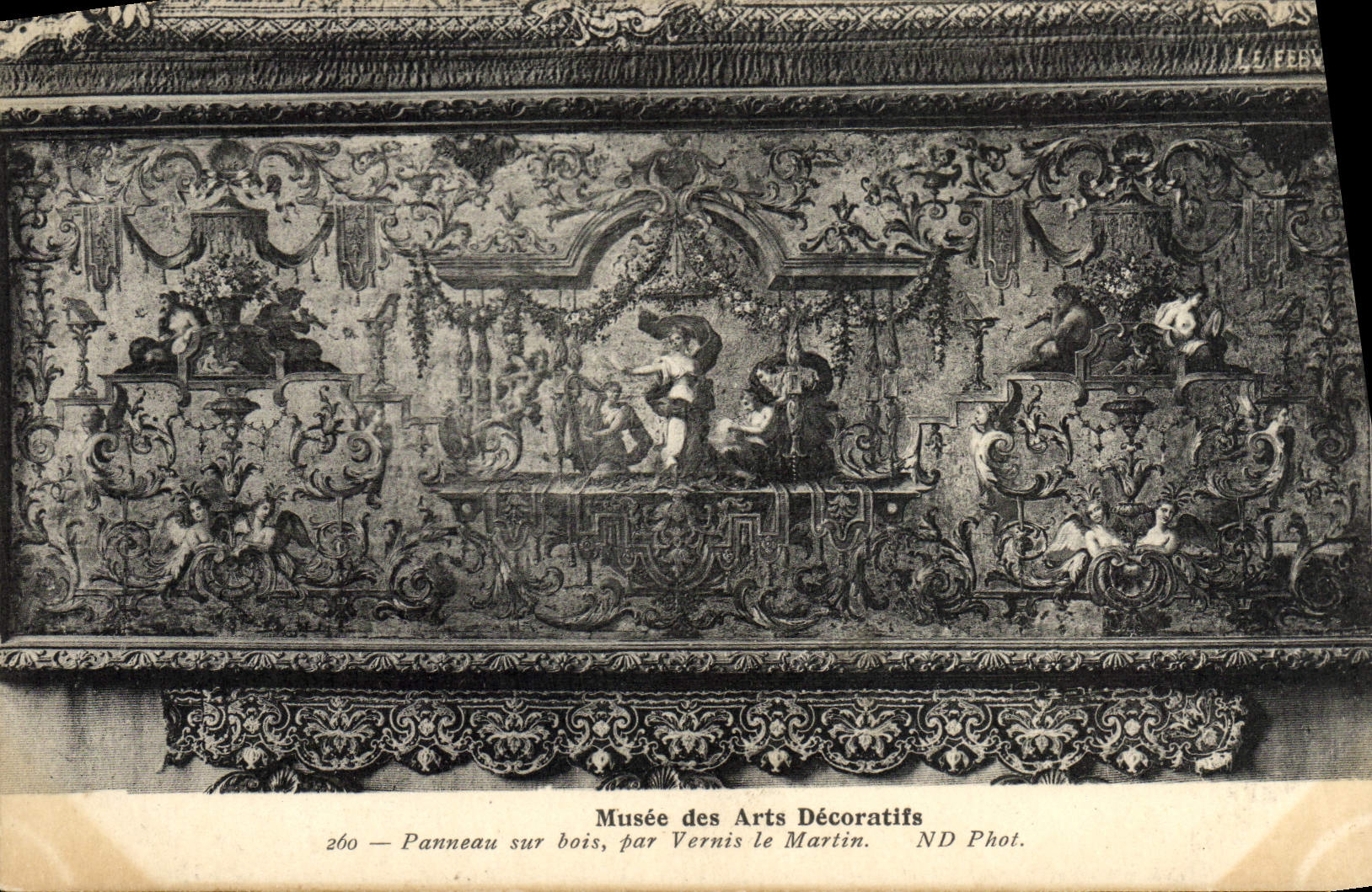 Musée des Arts Décoratifs — Panneau sur bois, par Vernis le Martin — ND Phot.