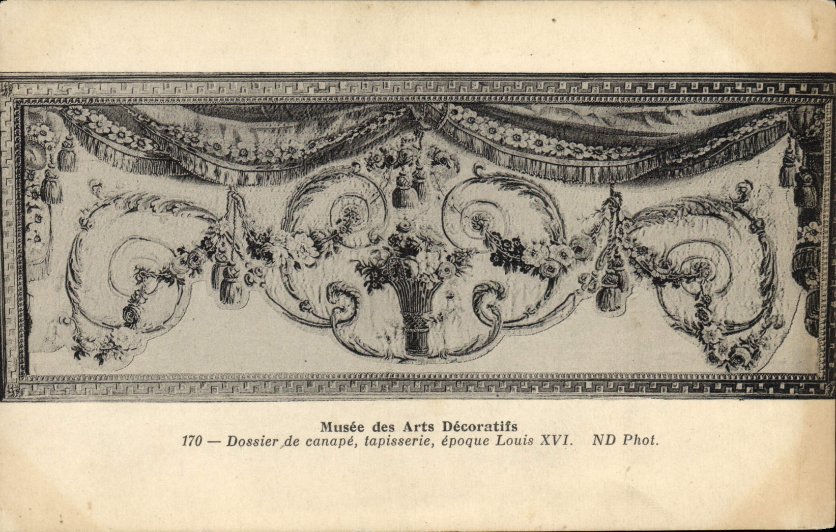 Sesselhintergrund — Tapete Louis XVI-Zeit — Musée des Arts Décoratifs — ND Phot. n°170